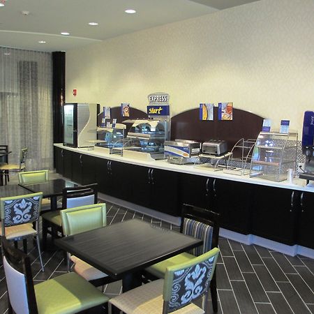 Holiday Inn Express & Suites Kansas City Airport By Ihg Екстериор снимка