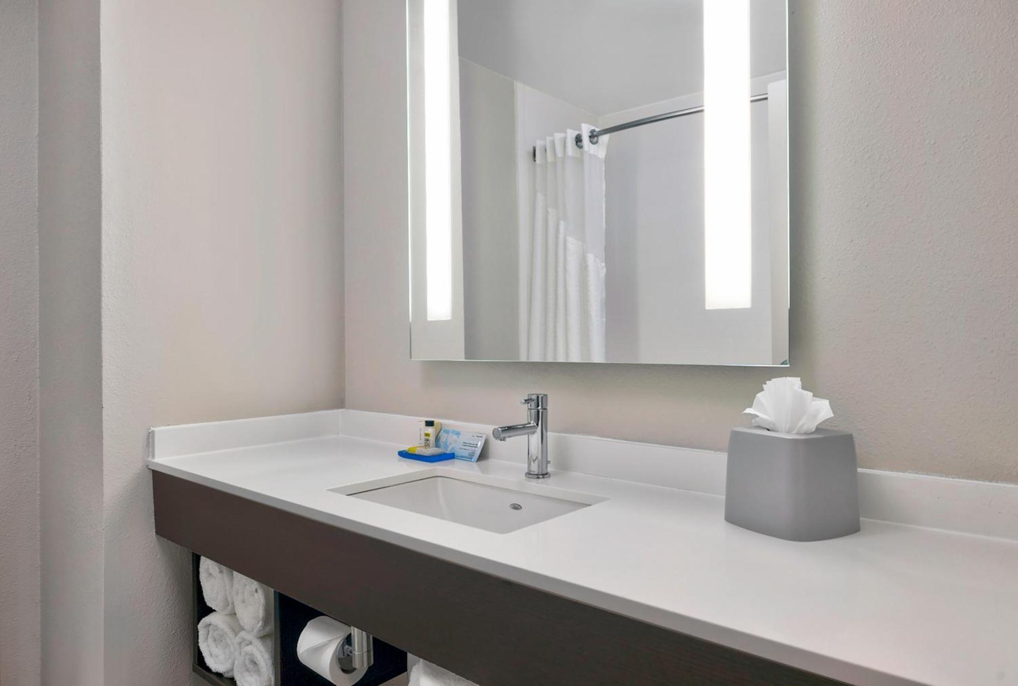 Holiday Inn Express & Suites Kansas City Airport By Ihg Екстериор снимка