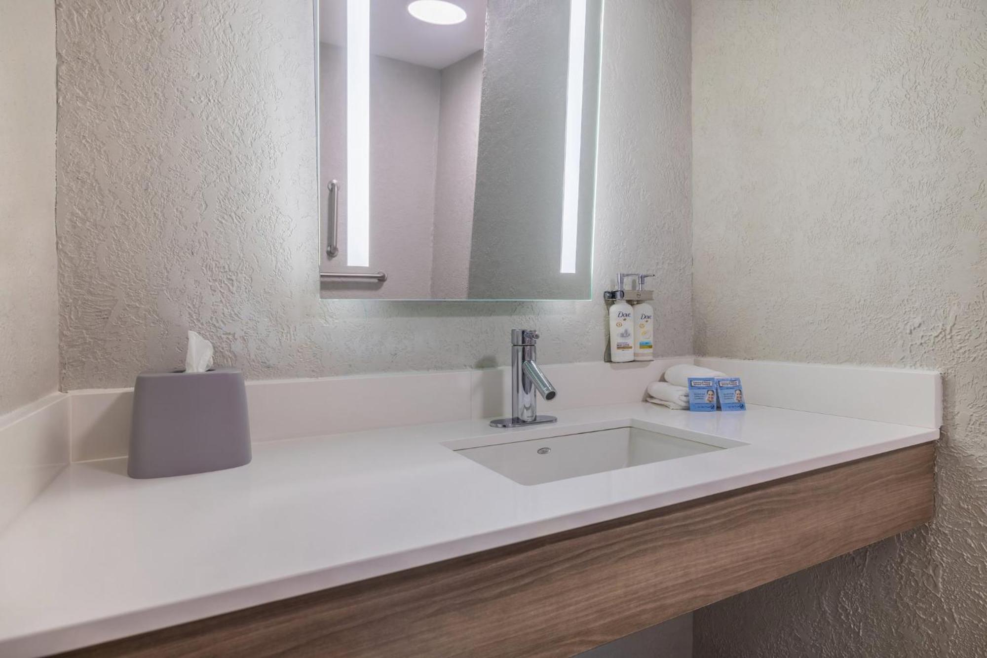 Holiday Inn Express & Suites Kansas City Airport By Ihg Екстериор снимка
