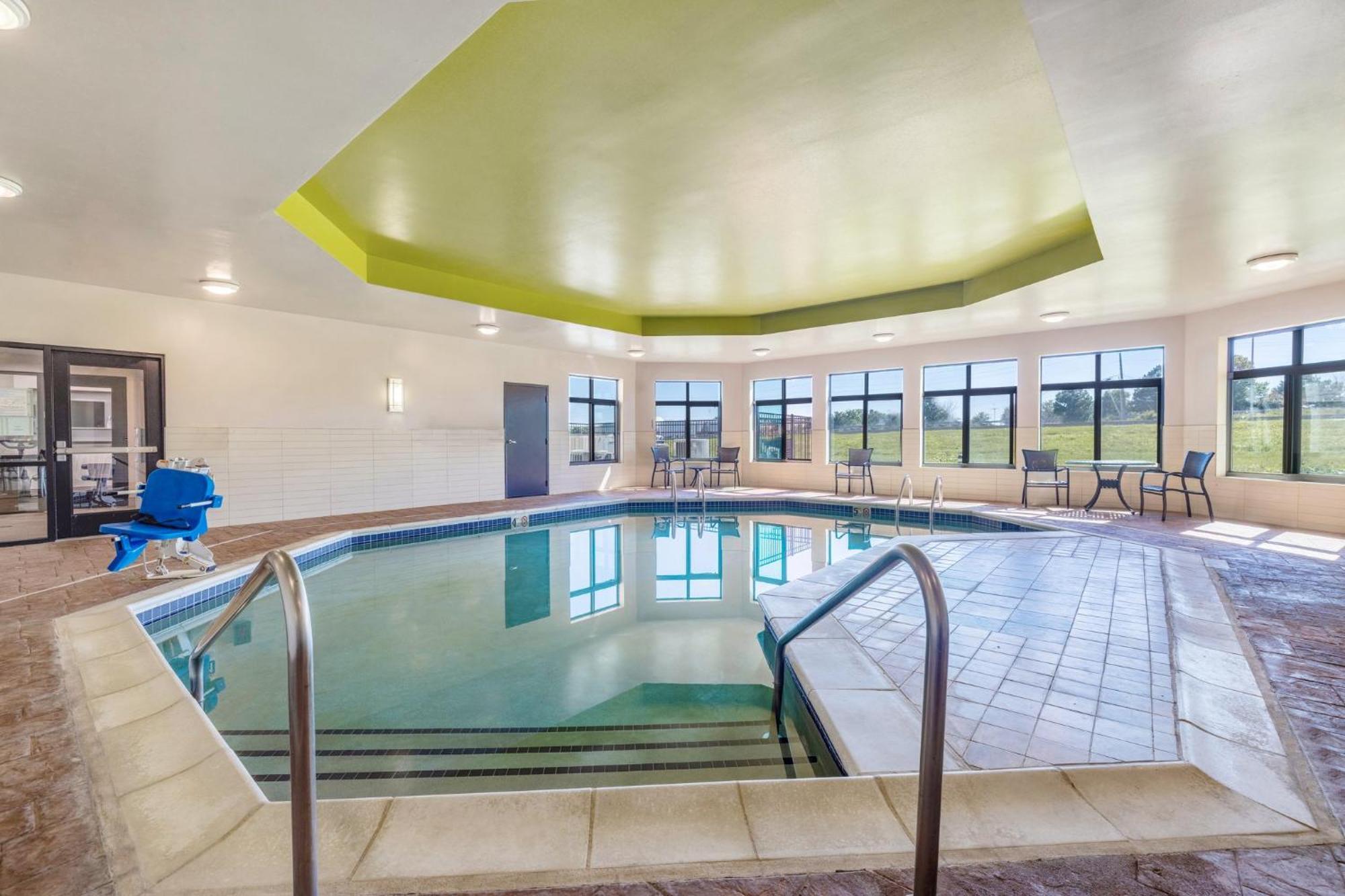 Holiday Inn Express & Suites Kansas City Airport By Ihg Екстериор снимка