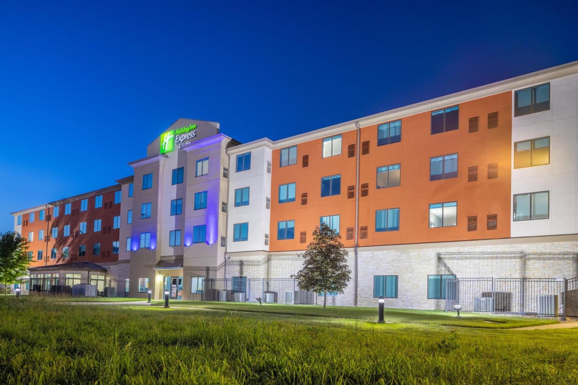 Holiday Inn Express & Suites Kansas City Airport By Ihg Екстериор снимка