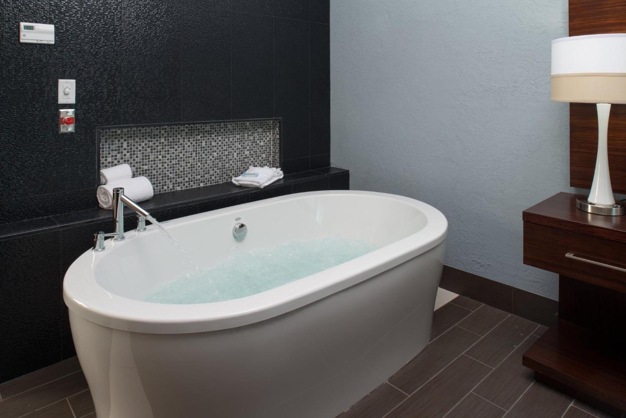 Holiday Inn Express & Suites Kansas City Airport By Ihg Екстериор снимка