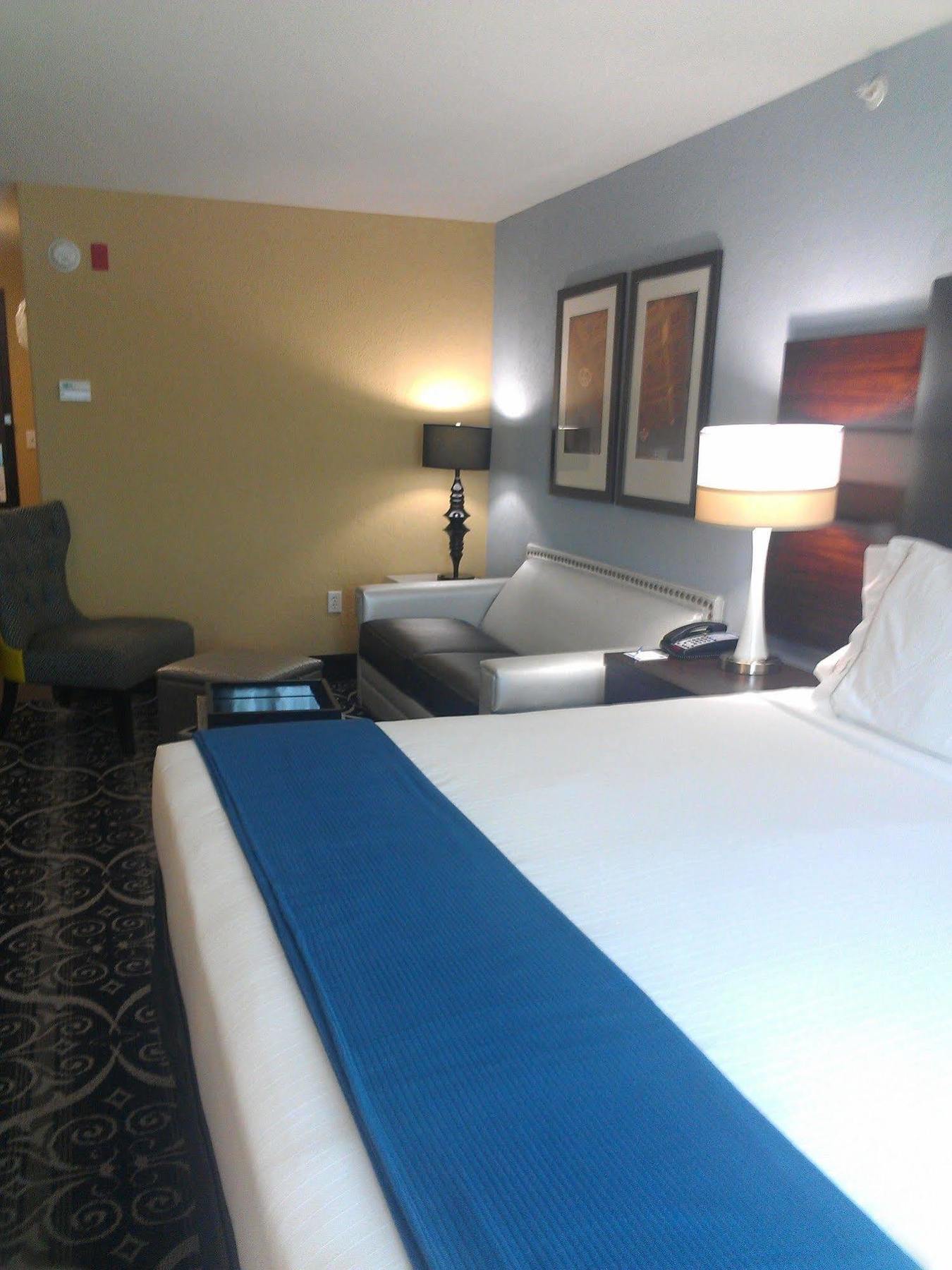 Holiday Inn Express & Suites Kansas City Airport By Ihg Стая снимка